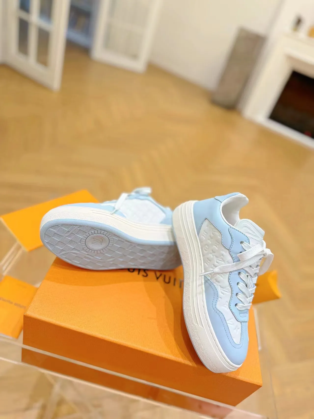 👟👟Ex-factory price 620👟👟Men's size +10 Same style for men and women🔥🔥𝐋𝐕 𝐃𝐢𝐬𝐜𝐨𝐯𝐞𝐫𝐲 2024 new sports shoes thick sole casual ❗️❗️ original purchase development and production LV Discovery lace-up shoes were unveiled at Louis Vuitton's fourth show. They are made of technical mesh fabric and metallic synthetic materials to create a streamlined design. Brand elements embellish the upper and lightweight rubber outsole, with technical shoelaces. Fabric: Original imported cowhide + technology mesh Inner lining: Original customized breathable mesh Sole: Original molded ultra-light rubber foam material Bottom thickness: 5.5CM Size: Women's 35-41 (41 customized), Men's 39-46, (45-46 customized)